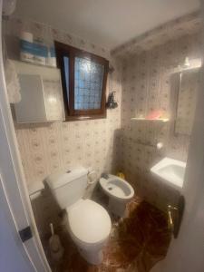 een kleine badkamer met toilet en wastafel bij Benidorm Levante in Benidorm +24 foto's