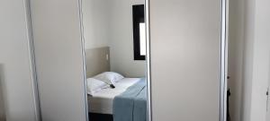 a bedroom with a bed and a mirror at Apto Resort Brás Piscina, Ar-condicionado in São Paulo +23 photos