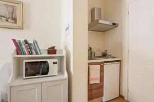 Kuchyň nebo kuchyňský kout v ubytování In the Heart of Florence, Dante, with Private Terrace