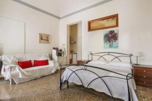 Postel nebo postele na pokoji v ubytování In the Heart of Florence, Dante, with Private Terrace