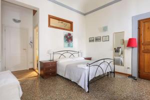 Postel nebo postele na pokoji v ubytování In the Heart of Florence, Dante, with Private Terrace