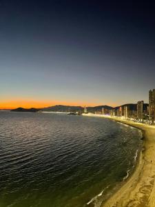 een uitzicht op een strand met gebouwen en de oceaan bij Benidorm Levante in Benidorm