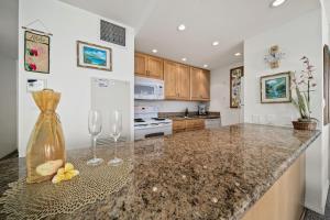 Kuchyň nebo kuchyňský kout v ubytování Sugar Beach 316 Front Row Ocean Views in Beautifully Upgraded Beachfront Condo