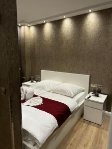 汉堡Suity-Centrum的一间卧室配有一张带白色和红色床单的大床