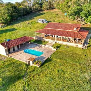 an overhead view of a house with a swimming pool at Chácara com Piscina São Thomé das Letras - Chácara Fortaleza in São Thomé das Letras