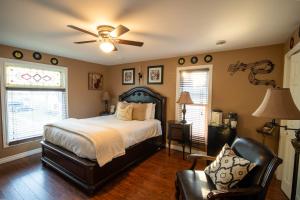 Un pat sau paturi într-o cameră la Heart and Soul Inn