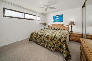 Giường trong phòng chung tại Sugar Beach 314 Front Row Ocean Views in Beautifully Upgraded Beachfront Condo +14 ảnh