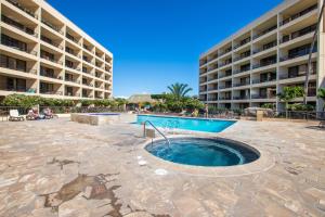 Hồ bơi trong/gần Sugar Beach 314 Front Row Ocean Views in Beautifully Upgraded Beachfront Condo