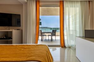 Uma TV ou centro de entretenimento em eSuites Lagoa Santa