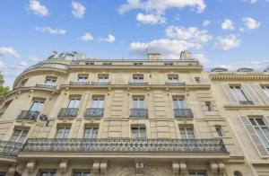 a building with a balcony on top of it at Fantastic Studio au Coeur de Paris, à 2 minutes du Musée d'Orsay in Paris