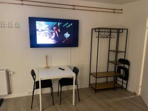 Μια τηλεόραση ή/και κέντρο ψυχαγωγίας στο Apartment #1 with Wifi, close to city center, Beach and forrest