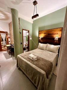a bedroom with a large bed with a wooden headboard at Espaço da Zilda in São José