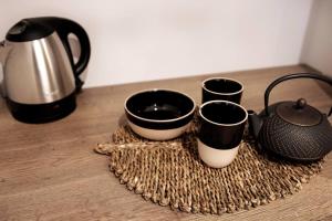 un grupo de cuatro tazas de café sentadas en una mesa en Villa NC30 , chambres privatives deluxe, en La Rochelle