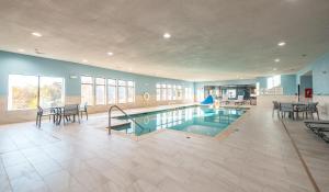 Πισίνα στο ή κοντά στο Holiday Inn Express Hotel and Suites Saint Robert by IHG