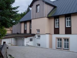 Budova, kde se aparthotel nachází