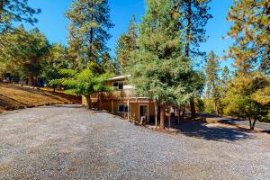 Una casa con un camino de entrada de grava en frente de ella en Green Abode, en Groveland