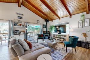 sala de estar con sofá grande y sillas en Green Abode, en Groveland