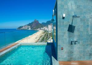 a swimming pool with a view of the beach at Sol Ipanema Hotel in Rio de Janeiro