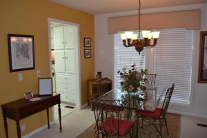 comedor con mesa de cristal y escritorio en 16 Cabo Tinoso Place, en Hot Springs Village