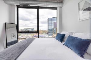 Katil atau katil-katil dalam bilik di Sophisticated 3BR Suite - New Modern and Luxurious