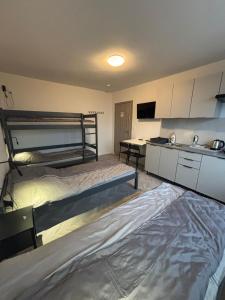 a room with two bunk beds and a kitchen at Apartamenty w centrum Głogowa in Głogów