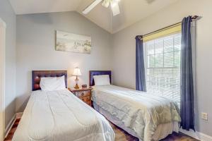 Postel nebo postele na pokoji v ubytování Beach at the Greens + 38 fotografií