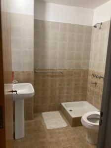Un baño de Excelente dpto en Cordoba