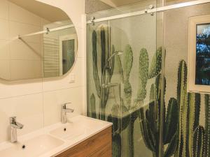 Koupelna v ubytování Modern holiday home with terrace + 13 fotografií