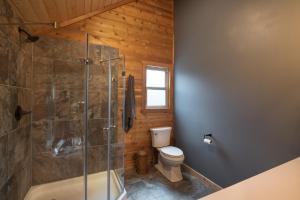 Ένα μπάνιο στο At Rainbows Edge