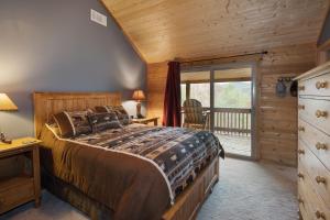 Ένα ή περισσότερα κρεβάτια σε δωμάτιο στο At Rainbows Edge