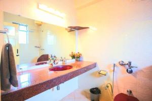 Ένα μπάνιο στο 'Golden Bay' 2bhk beach villa