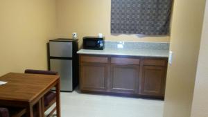 una cucina con bancone, frigorifero e tavolo di Two Palms Motel a Glendale