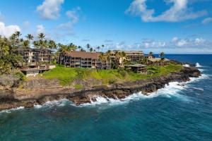 eine Luftansicht eines Resorts auf einer Insel im Meer in der Unterkunft Poipu Makai Villas C1 in Koloa