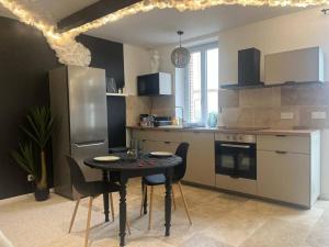 Køkken eller tekøkken på Love Room romantique - Jacuzzi et Sauna intimes