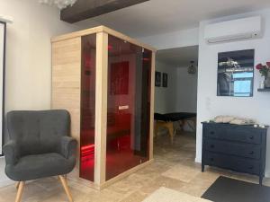 Et opholdsområde på Love Room romantique - Jacuzzi et Sauna intimes