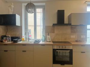 Køkken eller tekøkken på Love Room romantique - Jacuzzi et Sauna intimes + 15 billeder