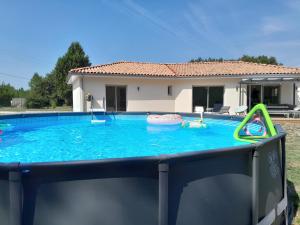 une piscine devant une maison dans l'établissement Magnifique maison de plein pied, à Lesperon