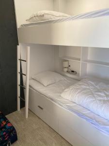 Ένα ή περισσότερα κρεβάτια σε δωμάτιο στο Magnifique maison les pieds dans l eau