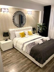 En eller flere senge i et værelse på Ema Luxury Apartment Ultracentral