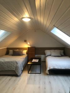 zwei Betten in einem Zimmer mit Dachfenstern in der Unterkunft Panorama view Bodø in Bodø