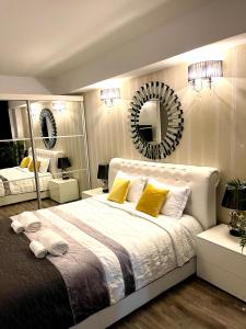 En eller flere senge i et værelse på Ema Luxury Apartment Ultracentral