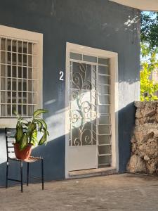 a door with a plant in front of a building at Casa Mango Confort in Mérida