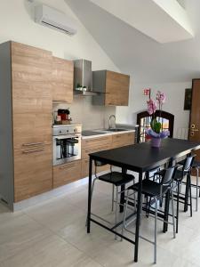 a kitchen with a black table and chairs at L'Attico in Cesano Maderno