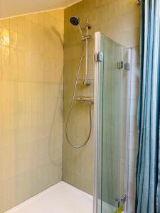 eine Dusche mit Glastür im Badezimmer in der Unterkunft Grand Paris Cosy House in Vitry-sur-Seine