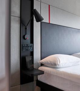 Postel nebo postele na pokoji v ubytování citizenM Seattle Pioneer Square