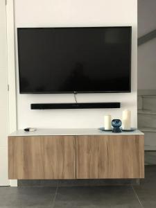 TV a/nebo společenská místnost v ubytování Playa Paraíso 86 - Family Holiday in a Townhouse at the Beach