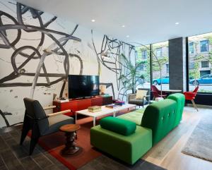 TV a/nebo společenská místnost v ubytování citizenM Seattle Pioneer Square
