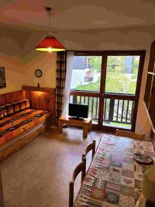 une chambre avec un lit et une table et une grande fenêtre dans l'établissement Résidence Les Arolles - LES AROLLES-AR11A MAE-7951, à Villarodin-Bourget