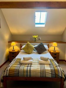 Cader Mountain View Cottage with Hot Tub in Snowdonia客房内的一张或多张床位