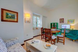 una sala de estar con un sofá y una mesa en La Fresia - Focette 100m from sea - Happy Rentals, en Pietrasanta